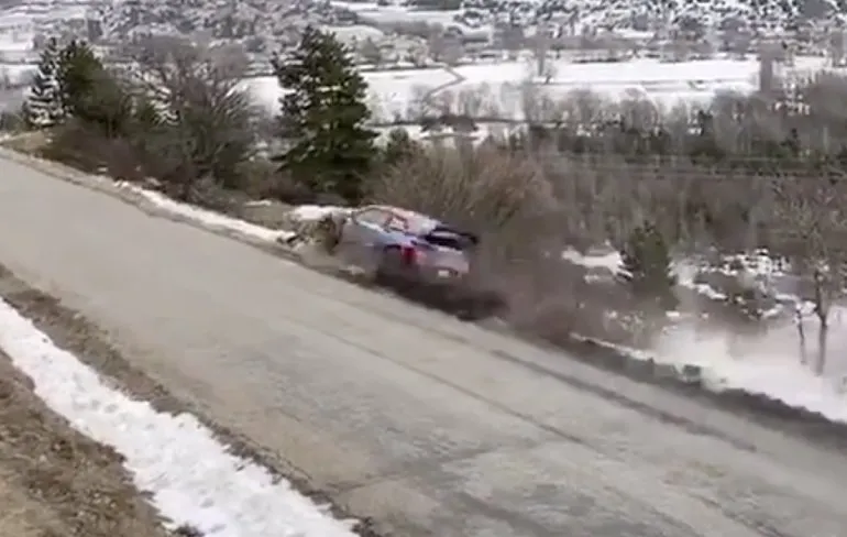 Rally-kampioen vliegt onguur het bos in