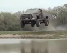 Dodge Ram 2500 maakt duik in meertje