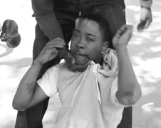 DJ Nate is een Gucci riem lichter