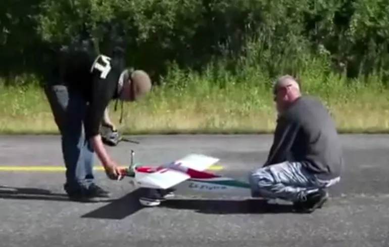 Twee hobbyisten en hun modelvliegtuigje