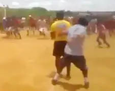 Supporter geeft scheids een sucker punch