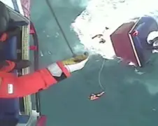 Kustwacht vist vissers uit het water