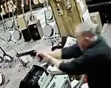 Overvaller doet even alsof hij dood is