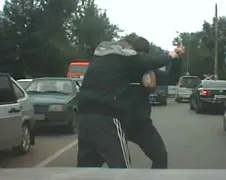 Gast doet poging tot overval in file