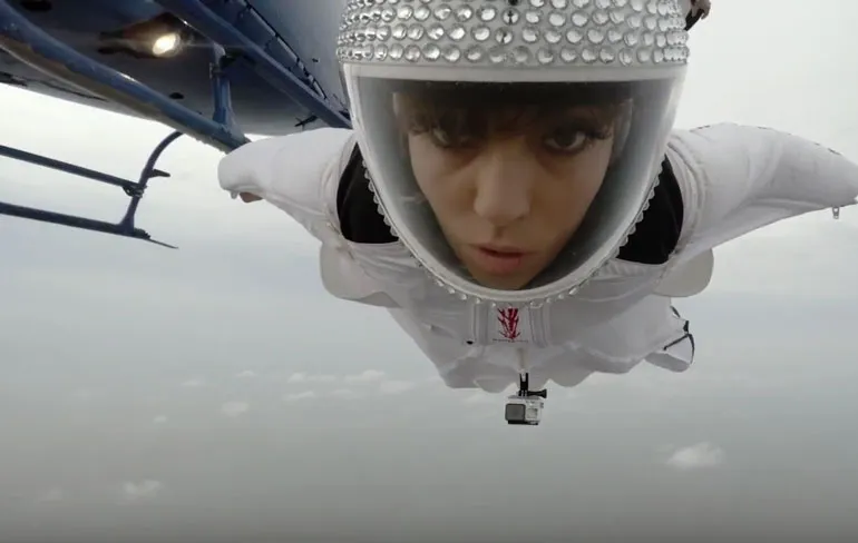 Tussen twee gebouwen door vliegen met Roberta Mancino