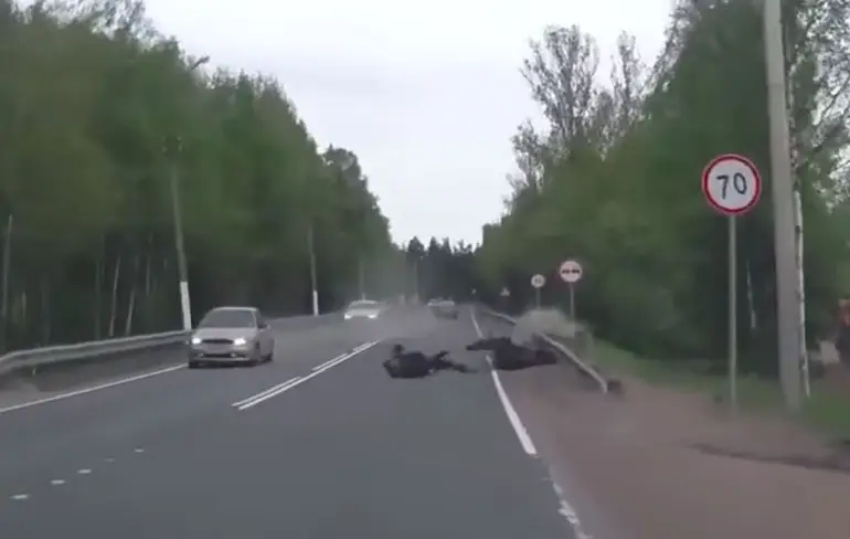 Zatte motorrijder heeft gelukje bij een ongeluk