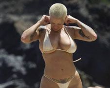 Topless Amber Rose gekiekt op het strand van Maui