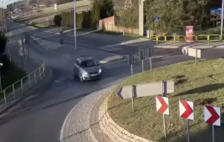 Poolse chauffeur krijgt Suzuki Swift 7 meter los van de grond