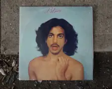 Videoclip voor Mayokero met hoofdrol voor album covers