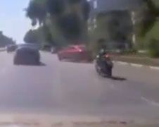 Motorrijder dacht even snel door het verkeer te kunnen sturen