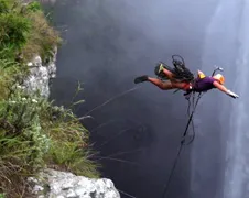 Schommelen bij de Magwa Falls