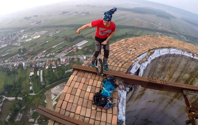 Op 256 meter hoogte spelen met je eenwieler
