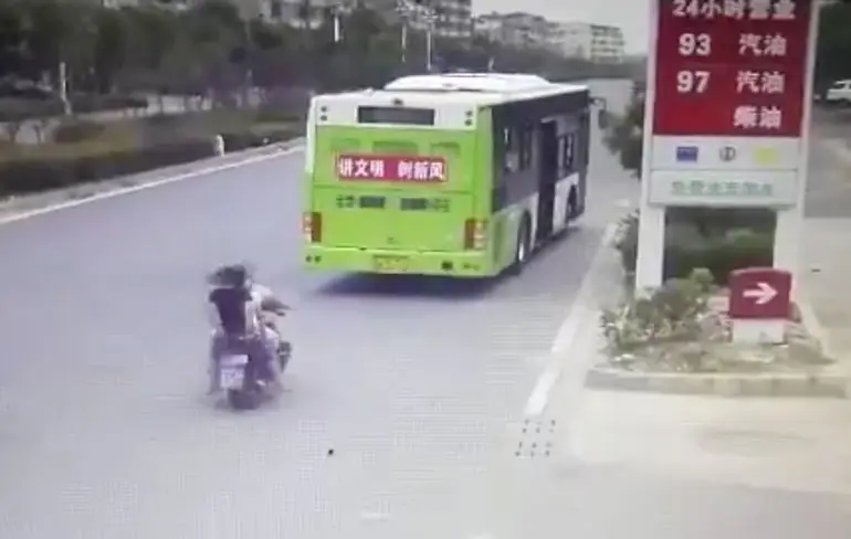 4 personen op scooter zien bus over het hoofd