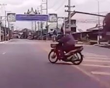 Vrouwtje op scooter maakt eind aan lekker ritje