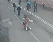 Scooter tikt jongedame om