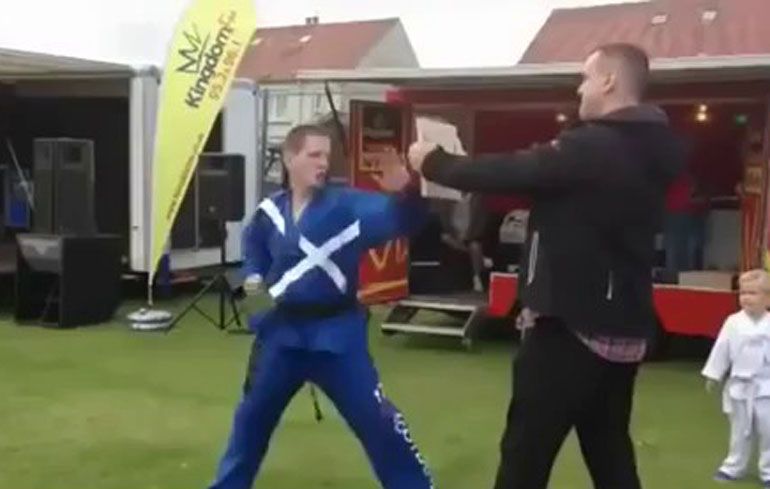 Schotse Karate Kid geeft demonstratie