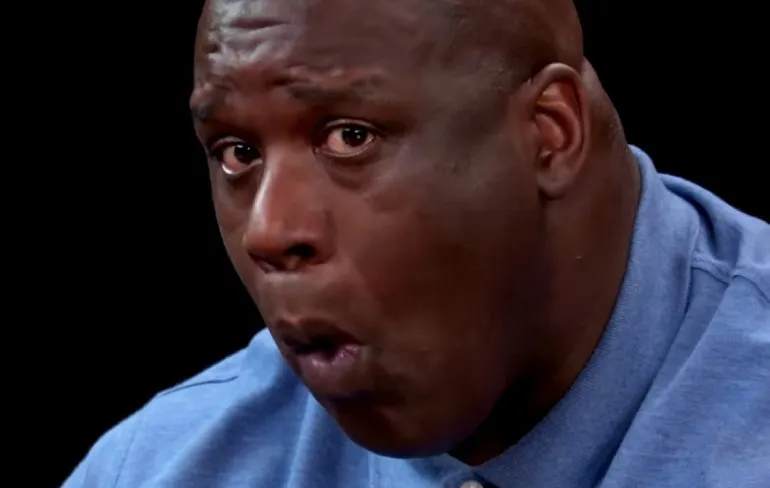 Shaquille O’Neal gaat niet helemaal lekker tijdens Hot Ones