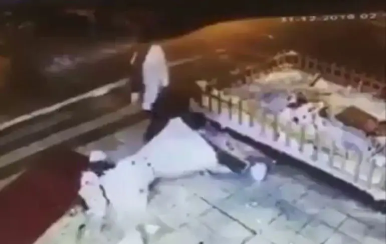 Instant Karma momentje na slopen van sneeuwpop