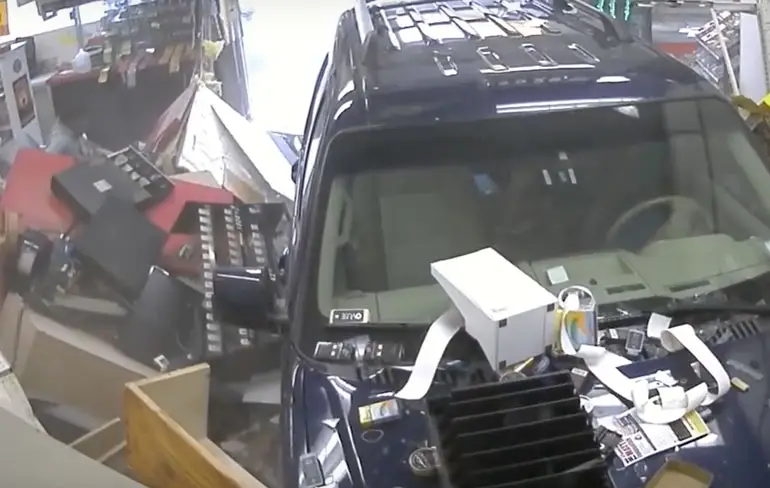 SUV rijdt convenience store aan gort in Clinton
