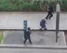 Beelden daders aanslag Charlie Hebdo vermoorden agent