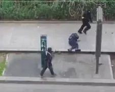 Beelden daders aanslag Charlie Hebdo vermoorden agent