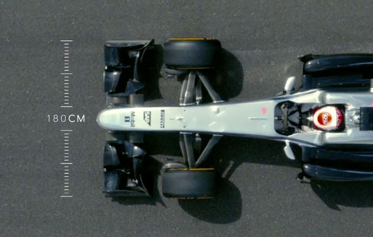 Jenson Button doet de 240 cm challenge
