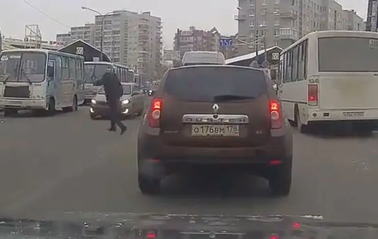 Motorkap duiker maakt mooie klapper in Sint-Petersburg