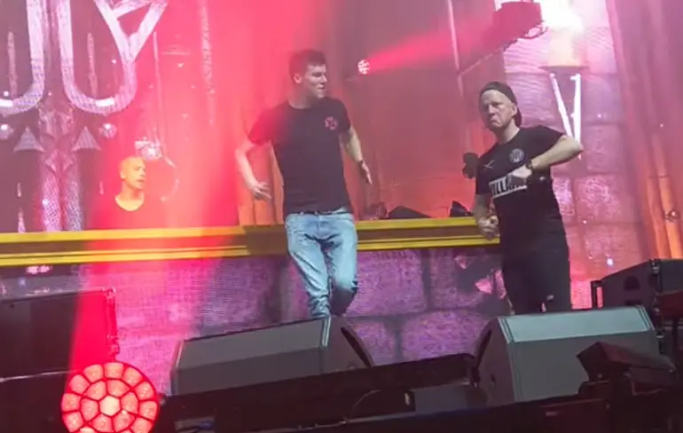 Het podium overnemen tijdens Rebirth Festival