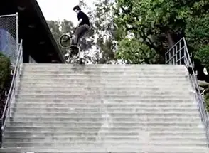 BMX rijder knock out na sprong
