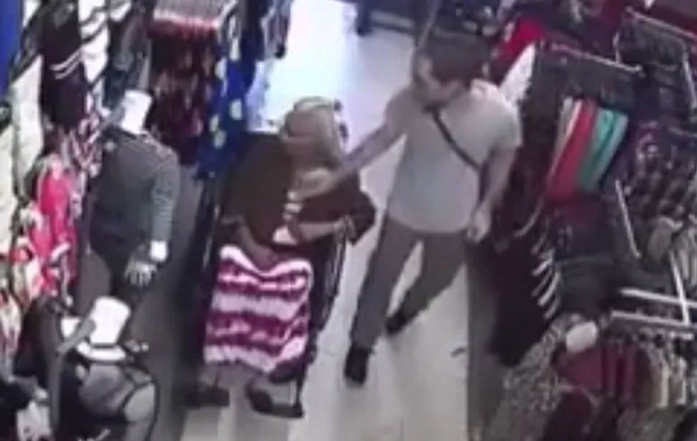 Zielloze prutser steelt van 94-jarige vrouw