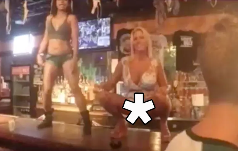 Dame en heer beoefenen liefdesspel in volle kroeg