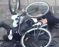 Broek op de knieen en verliezen van een fiets