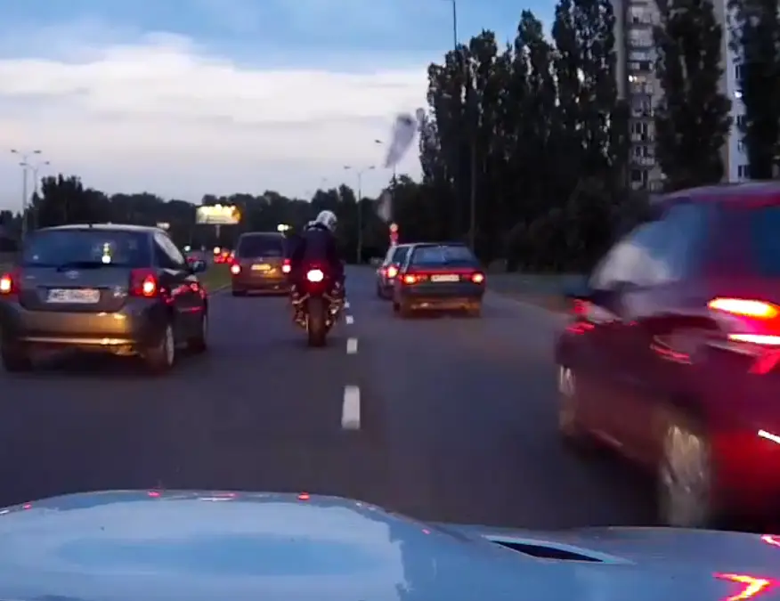 BMW M3 E92 speelt met motorrijders