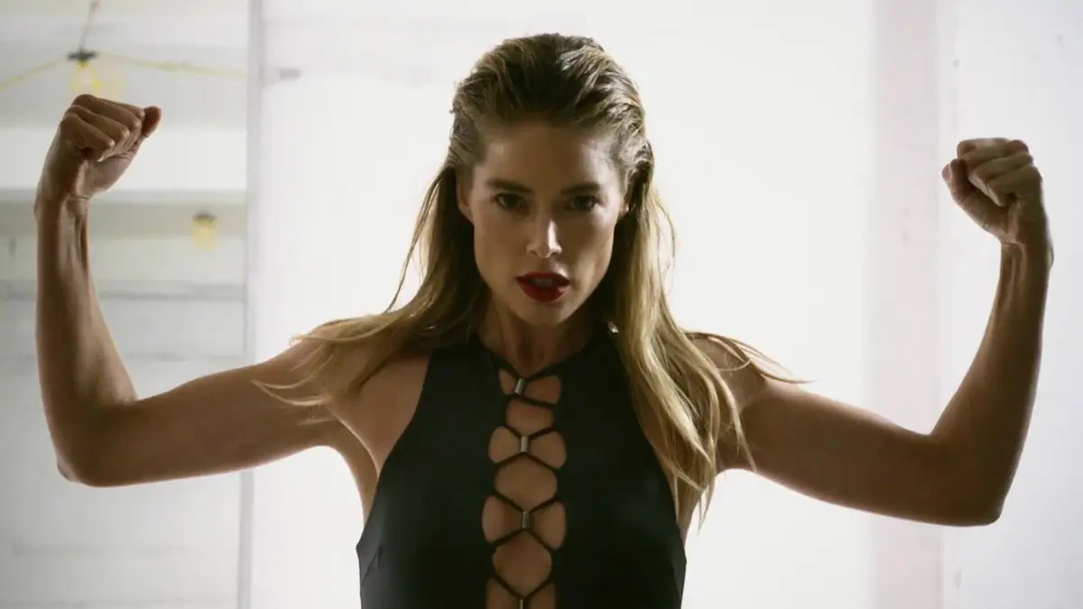 Love Magazine Advent 2017: Touwtje springen met Doutzen Kroes