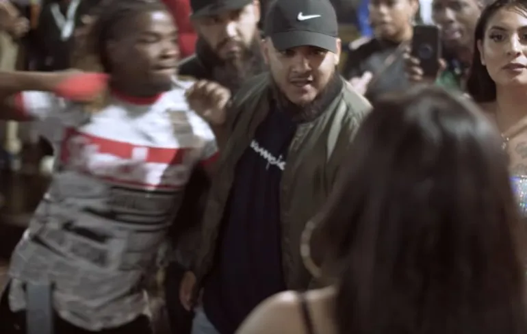 Gast deelt hele beste sucker punches uit in Austin