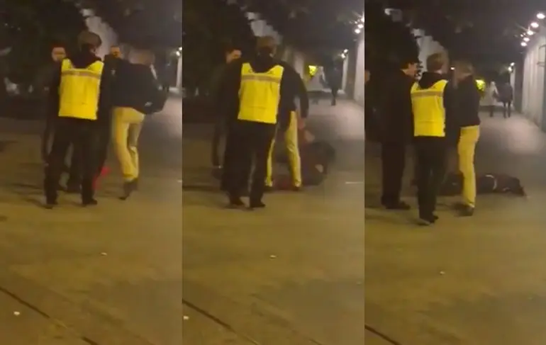 Beveiliger deelt harde sucker punch uit aan cafébezoeker