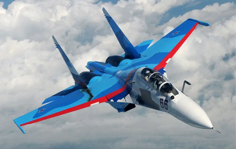 Straaljager porno: Sukhoi Su-30 danst in de lucht