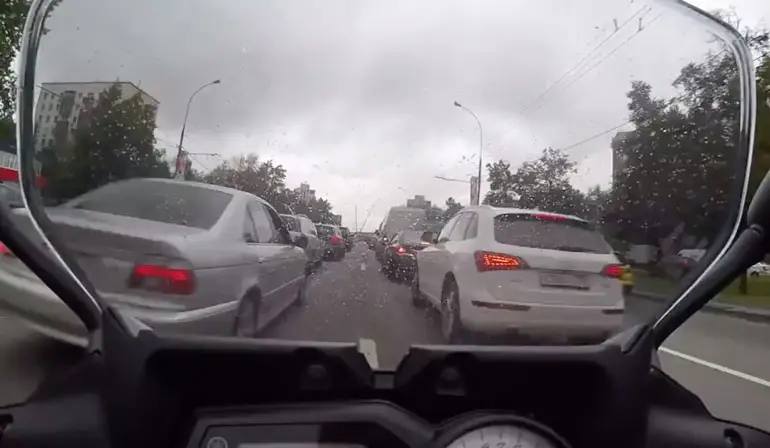 Met je motor lekker door de file rijden gaat bijna goed