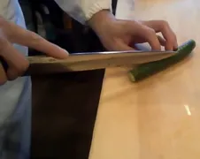 Sushi chef kan ook komkommer snijden