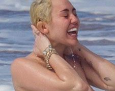 Miley Cyrus topless op het strand van Hawaii