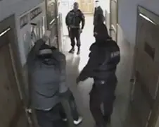 Buurman en Buurman krijgen bezoek van SWAT team