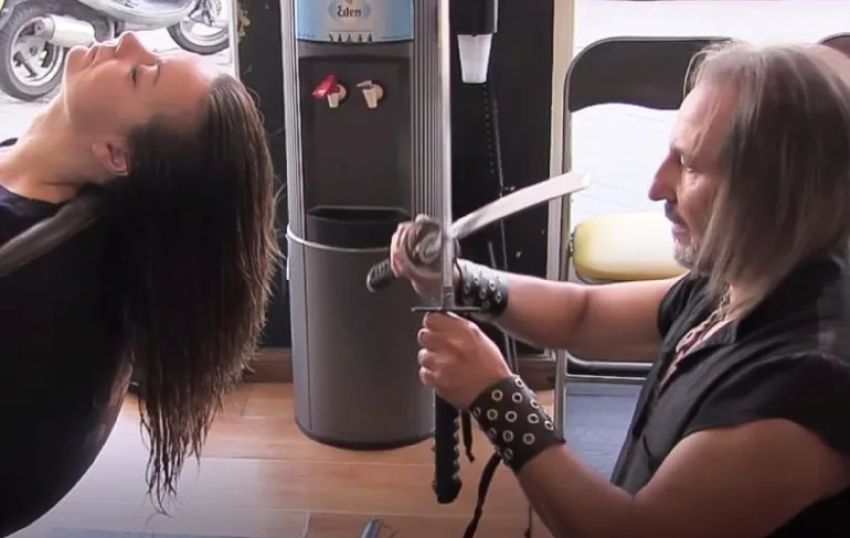 Kapper ziet eruit als een ridder en kapt als een ninja