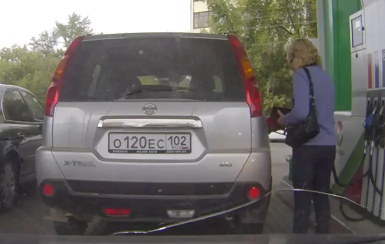 Dame die zich ongevraagd gaat bemoeien met je brandstof