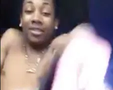 Gastje te blij met zijn nieuwe taser