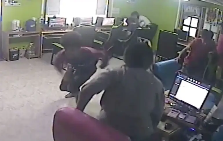 Thaise danger noodle valt internet cafe bezoeker aan