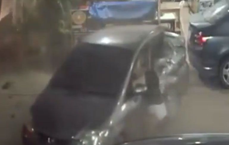 Thaise dame vliegt half uit auto na aanrijding