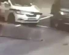 Auto stopt voor spoorwegovergang...