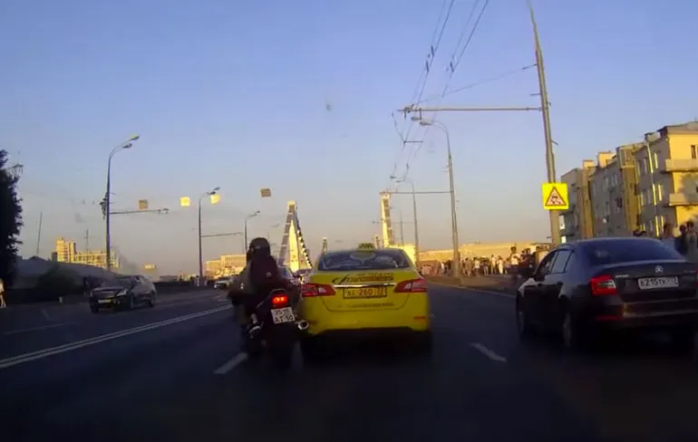 Boze biker gaat even “This is Sparta” na kleine aanrijding