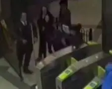 15 jarig meisje vs mannen met nep baan