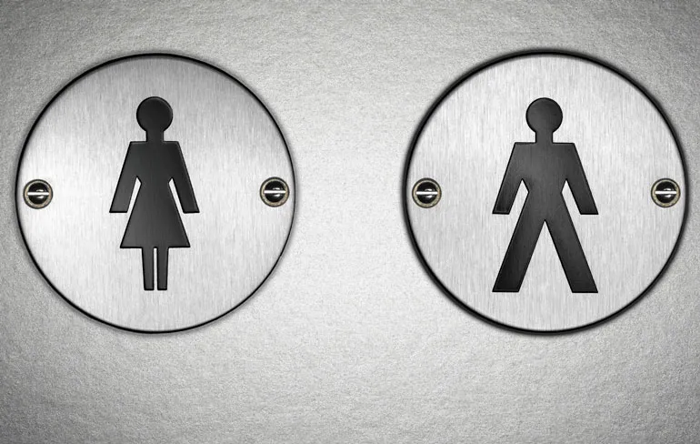 Betrapt: Snel kopje laten wassen in openbaar toilet